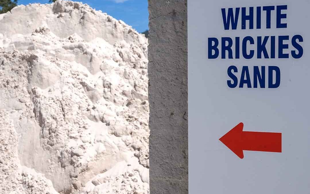 How does garden sand help plants?